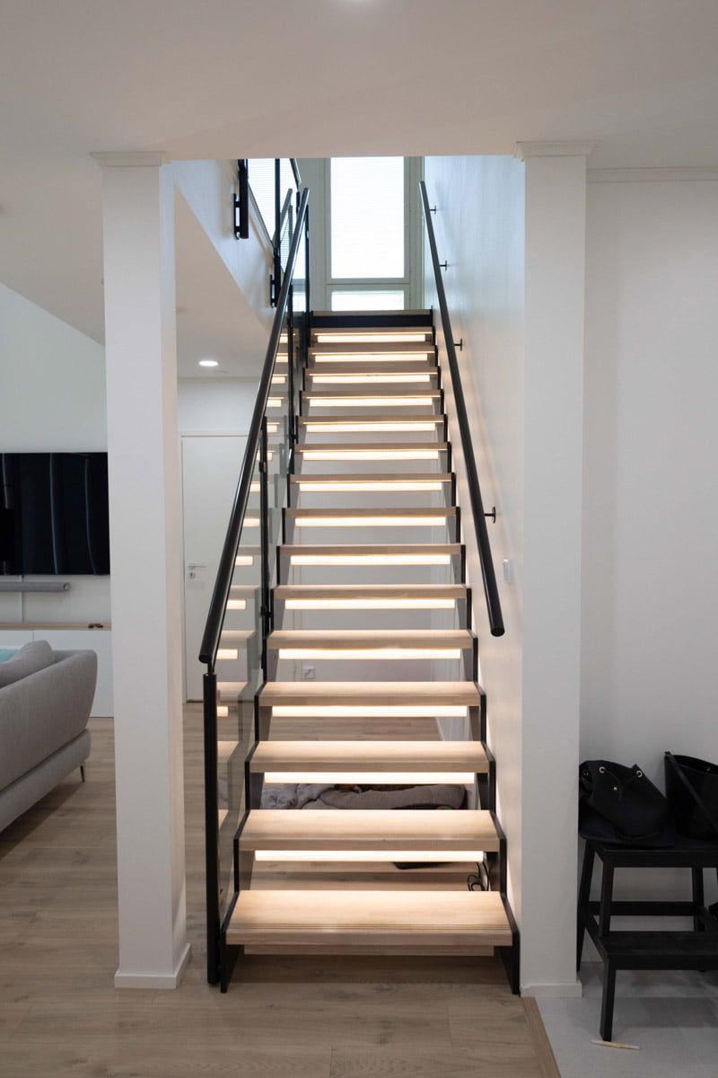 La scala può essere utilizzata anche come elemento di illuminazione. L'illuminazione della scala aggiunge un'aria di eleganza e sicurezza allo spazio. LedStore.fi